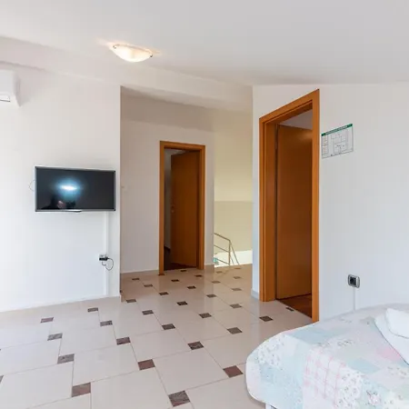 Beautiful Lovorka 6 , Baska, Krk Appartamento Baška